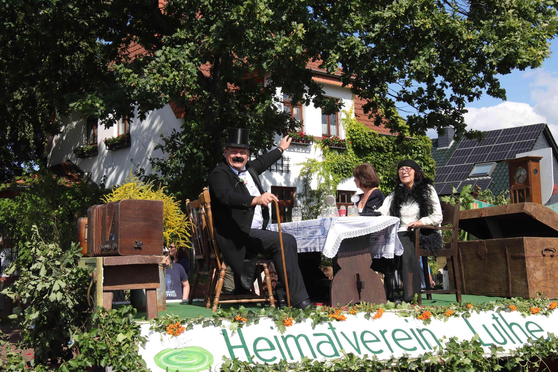 Liebevoll gestaltet: Der Wagen des Heimatvereins. (Foto: tau)