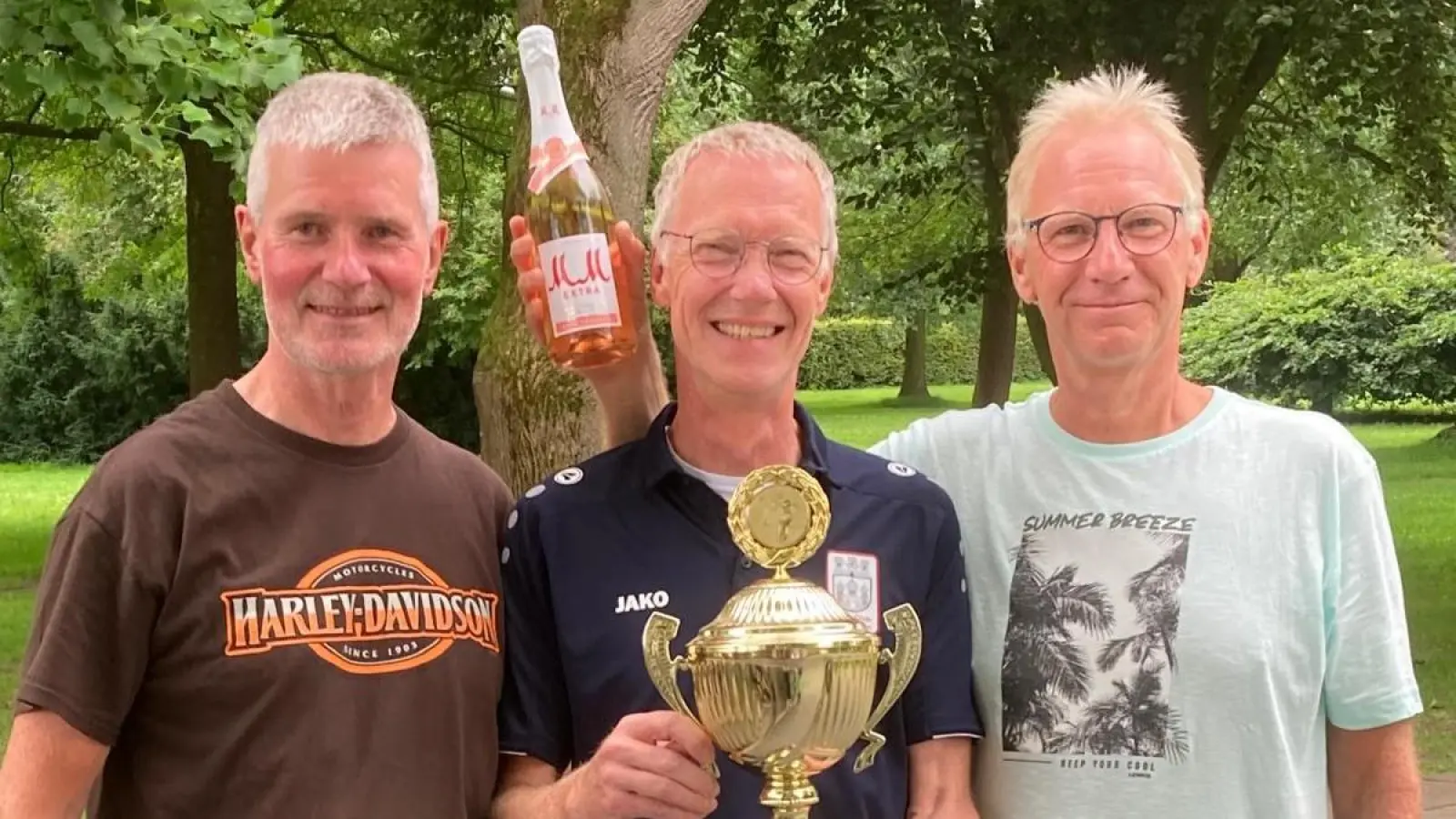 Jörg Thamm, Ralf Meier und Peter Schmidt sichern sich die Vereinsmeisterschaft des Boule-Club Stadthagen.<br><br> (Foto: privat)