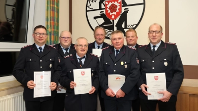 Die Geehrten und Beförderten von links: Hennig Bremer (Erster Hauptfeuerwehrmann), Heinz-Konrad Lübke (40 Jahre aktiv, Ortsbrandmeister), Dieter Wullkop (25 Jahre aktiv), Siegbert Krickhahn (25 Jahre), Heinz Wente (60 Jahre), Stefan Groß (Erster Hauptfeuerwehrmann) und Ulf Leyser (25 Jahre aktiv).  (Foto: Michael Jedamzik)