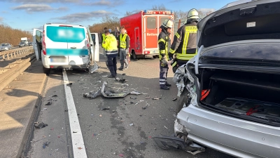 Im Einsatz: Die Ortswehr Kolenfeld sichert die Unfallstelle ab und stellte den Brandschutz sicher.  (Foto: privat)