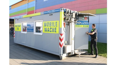 In der mobilen Wache stehen Polizeibeamte während des Krammarktes als Ansprechpartner vor Ort zur Verfügung und starten von hier Streifengänge. (Foto: Borchers, Bastian)