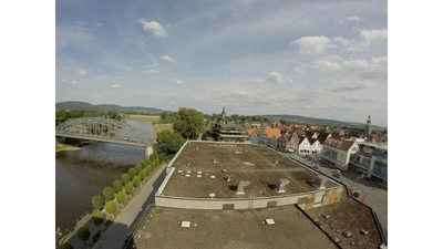 Auf dem Luftbild erkennt man die hervorragende Lage des 1-A-Grundstücks, das derzeit einen Dornröschenschlaf hält. <br> (Foto: ste)