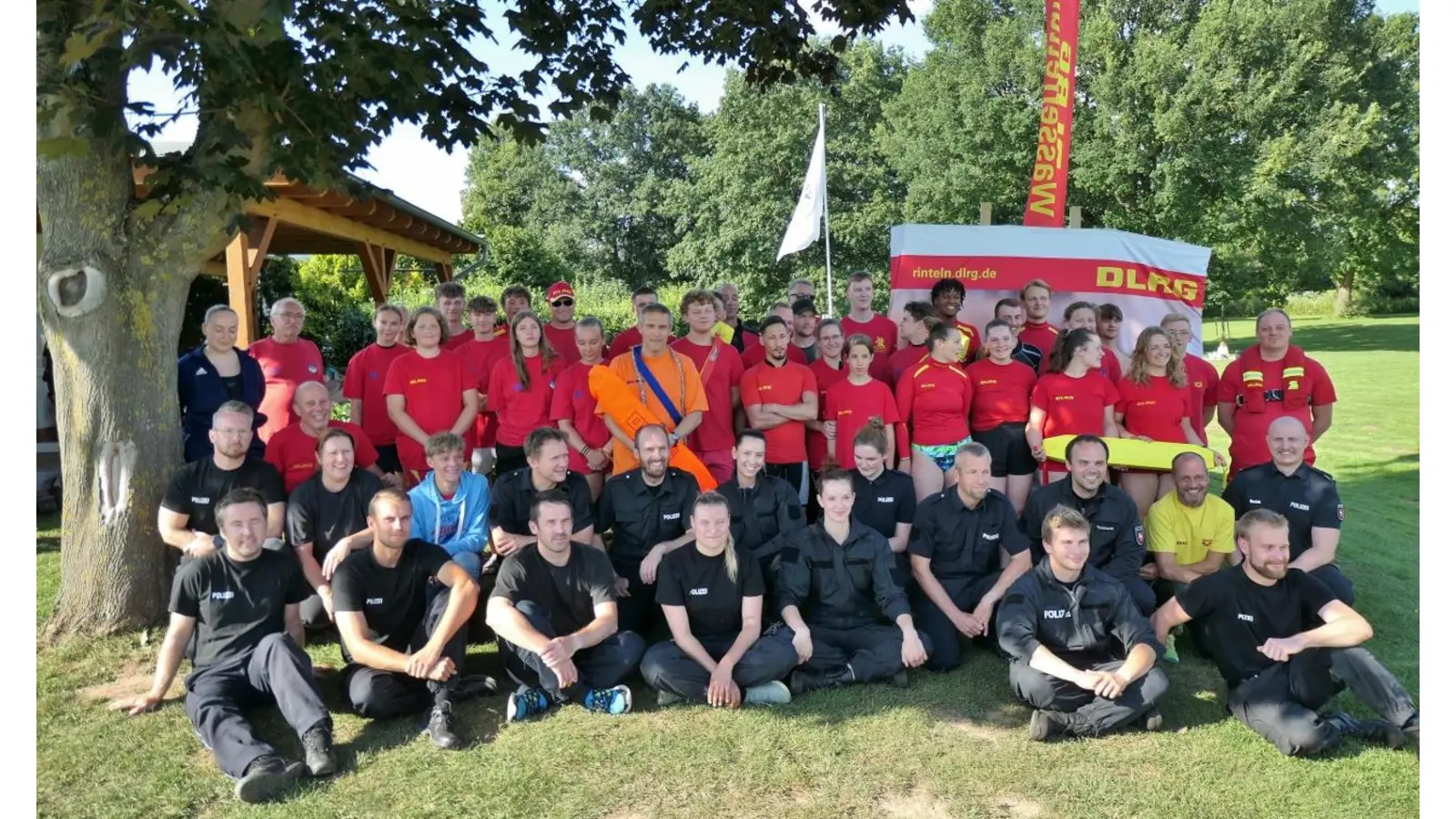 Ein starkes Team von Polizei und DLRG probt den Ernstfall eines Rettungseinsatzes in der Weser. (Foto: ste)