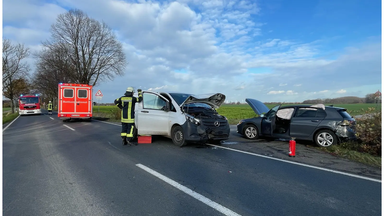 Beide Fahrzeuge sind stark beschädigt worden. (Foto: Stadtfeuerwehr Barsinghausen)