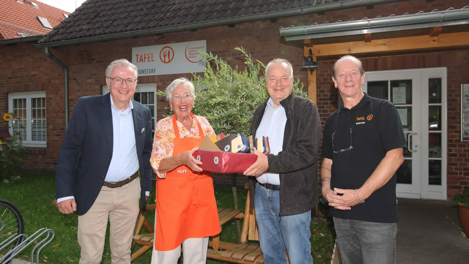 Bei der Übergabe der Tickets (v.li.): Jens Zotzmann, Ursula Jungbluth, Hermann Kasten und Frank Löffler.<br> (Foto: tau)