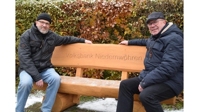 Regionaldirektor Burkhard Knoop (rechts) übergibt die Bank am Schulkoppelweg an Bürgermeister Thomas Bachmann. (Foto: ab)