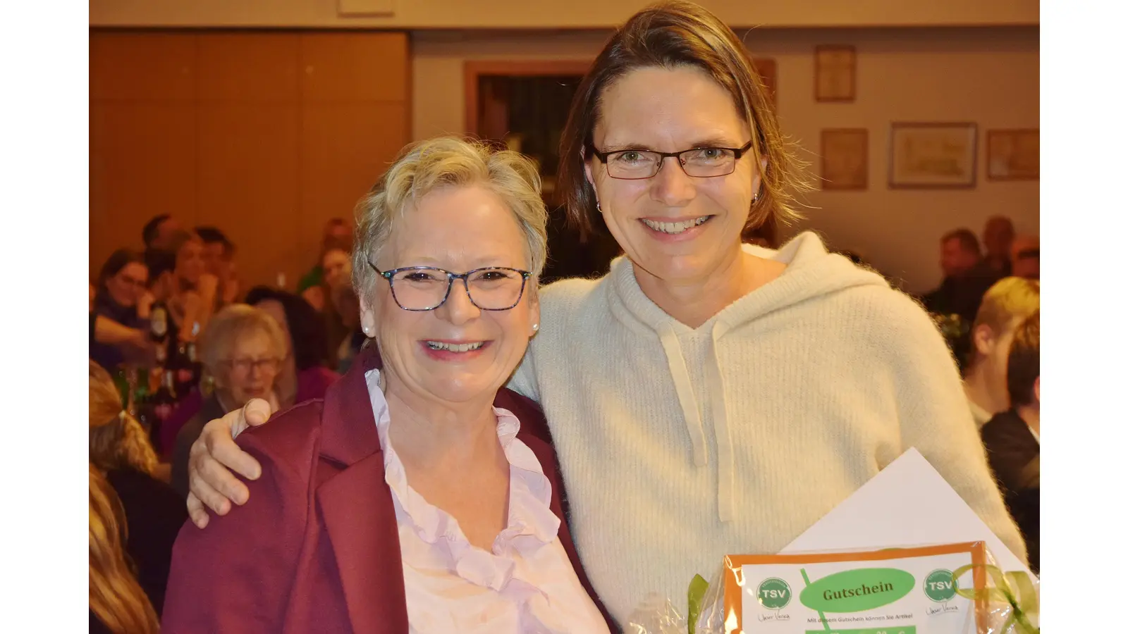 Nancy Heßberger ist die gute Seele des Vereins als Kassenwartin und wird zur Sportlerin des Jahres gewählt, hier zusammen mit der alten und neuen Vorsitzenden Christel Struckmann. (Foto: ste)