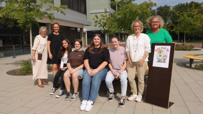 Haben über das Programm berichtet (v.li.): Elke Helma Rothämel, Mona Krysewski, die Balus Daliya, Lea, Mira und Nike sowie Annette Schönfeld und Anke Groß von der Stadtschule. (Foto: tau)