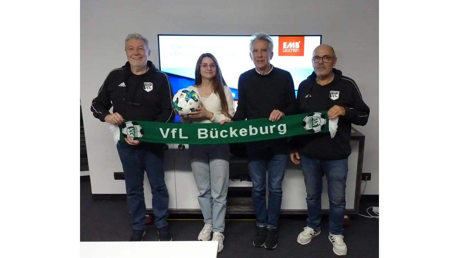 Wolfgang Keusch(Projekte VfL), Lilan Abdo(Industriekauffrau EMB), Dieter Meier(Geschäftsführer EMB) und Wilfried Rösch(Medien VfL). (Foto: privat)