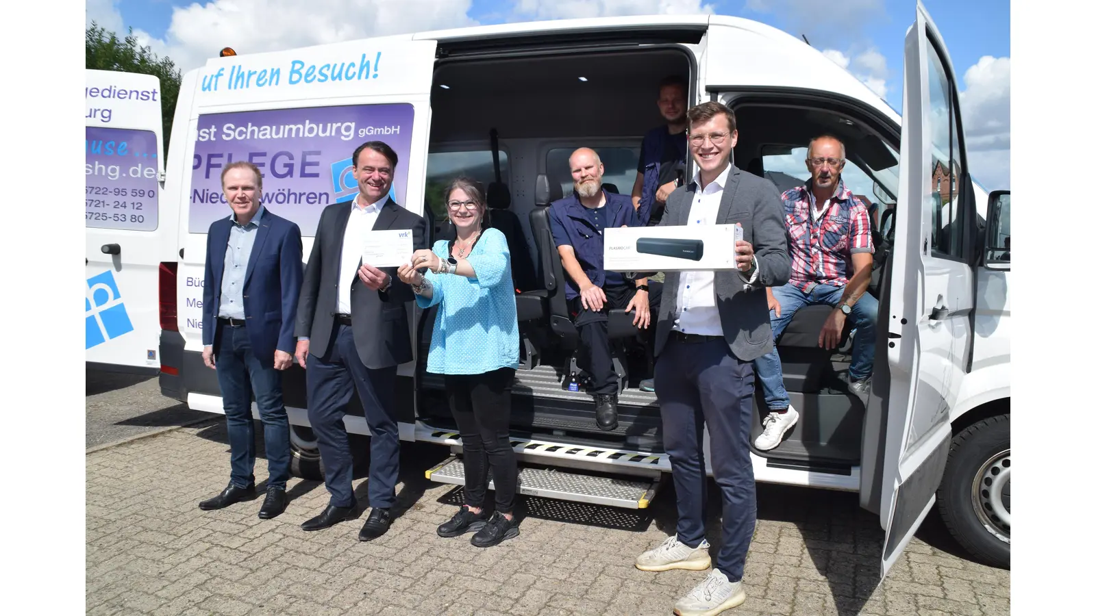 Bei der Spendenübergabe in Niedernwöhren (v.l.n.r.): Michael Schwier, Markus Zimmermann (VRK), Katharina Schult (Pflegedienstleitung Diakonie), Horst Spier, Eric Liegau, Joachim Rockse (Kraftfahrer Diakonie im Fahrzeug), Timon Schorling (Geschäftsführer WK MedTec 2. v.r.). (Foto: ab)