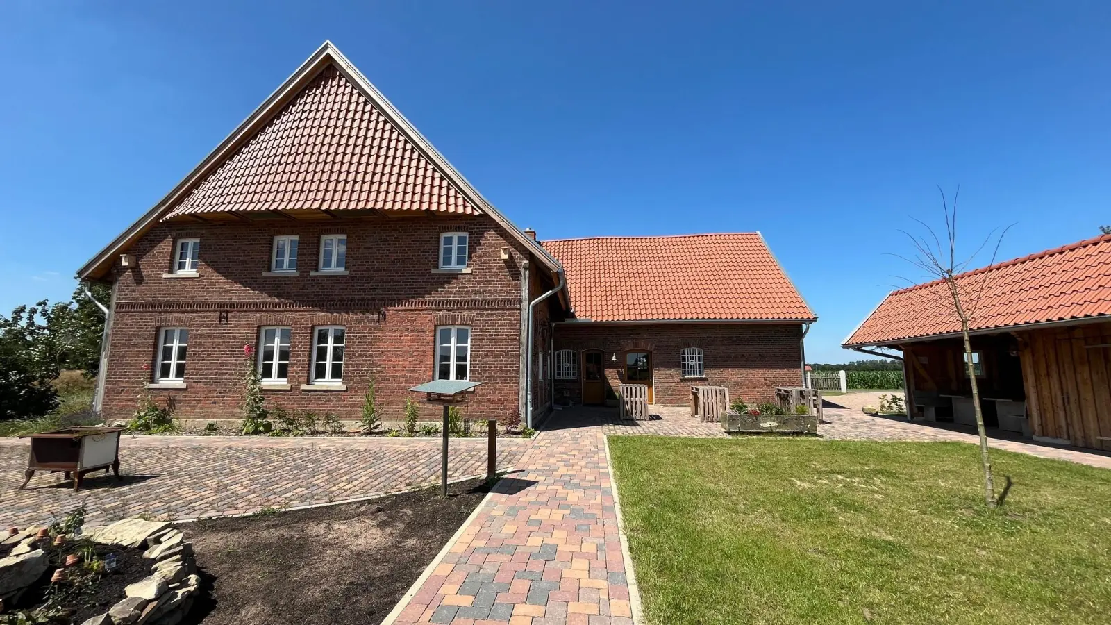 Der Außenbereich wird noch einen Bauerngarten bekommen. (Foto: nd)