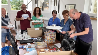 Die ehrenamtlichen Helfer sortieren hunderte von Sachspenden für die Tombola (v.li.): Klaus von Fehrn-Stender, Jörg Blum, Regina Thiele, Bärbel Prusseit, Ulla von Fehrn-Stender und Bernd Seidel. (Foto: privat)