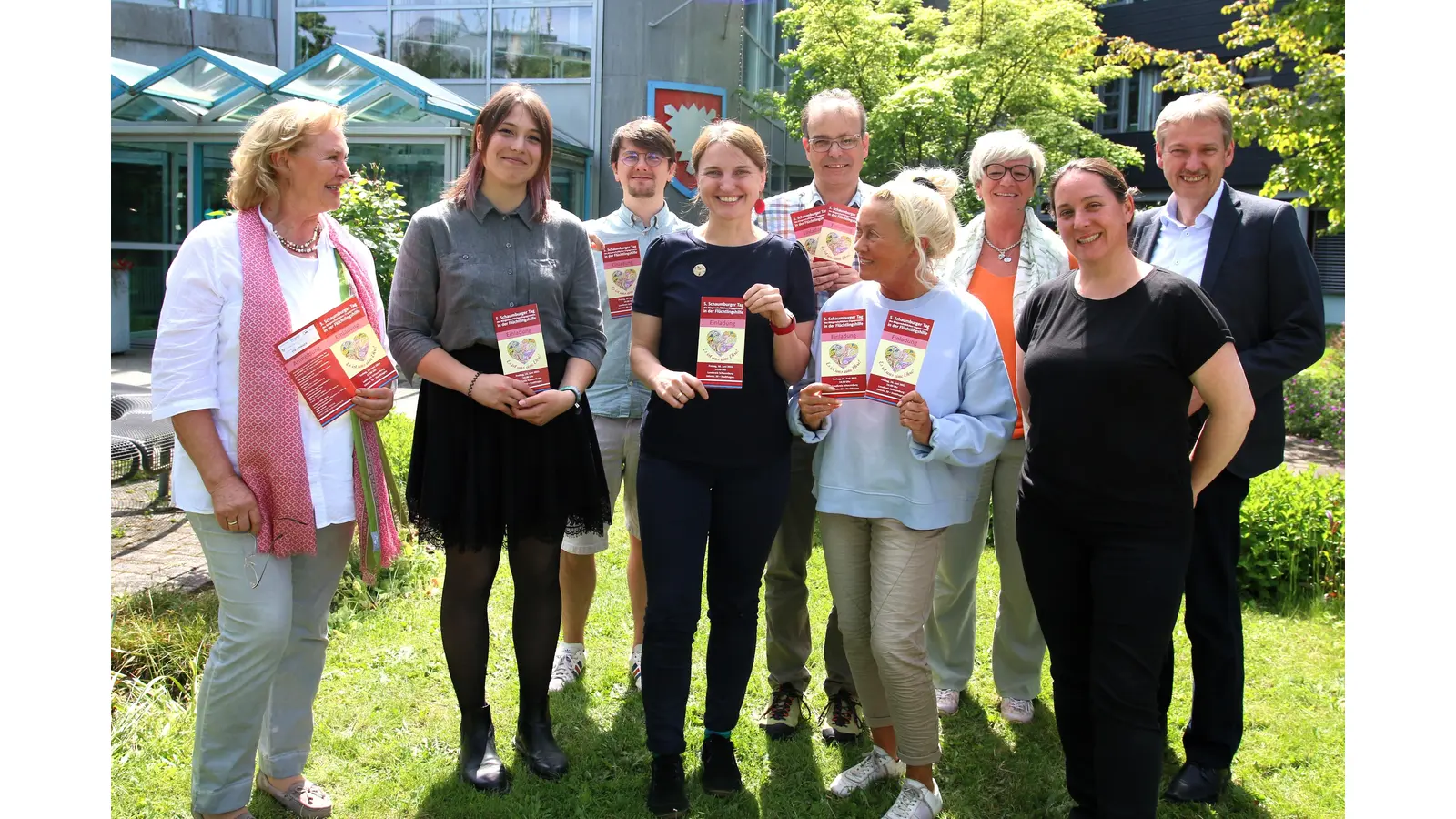 Dagmar Sever (Koordinierungsstelle Migration und Teilhabe), Anna-Marie Kampczyk, Jan Fischer (beide Diakonie), Jolanta Pupalaigyte-Cerne (Koordinierungsstelle), Stephan Hartmann (AWO), Petra Uhe (Integrationsbeauftragte Rinteln), Britta Kunze (Integrationsbeauftragte Stadthagen), Christina Allard-Kopplin (AWO) und Sozialdezernent Klaus Heimann laden ein zum „Tag des Bürgerschaftlichen Engagements in der Flüchtlingshilfe“.  (Foto: Borchers, Bastian)