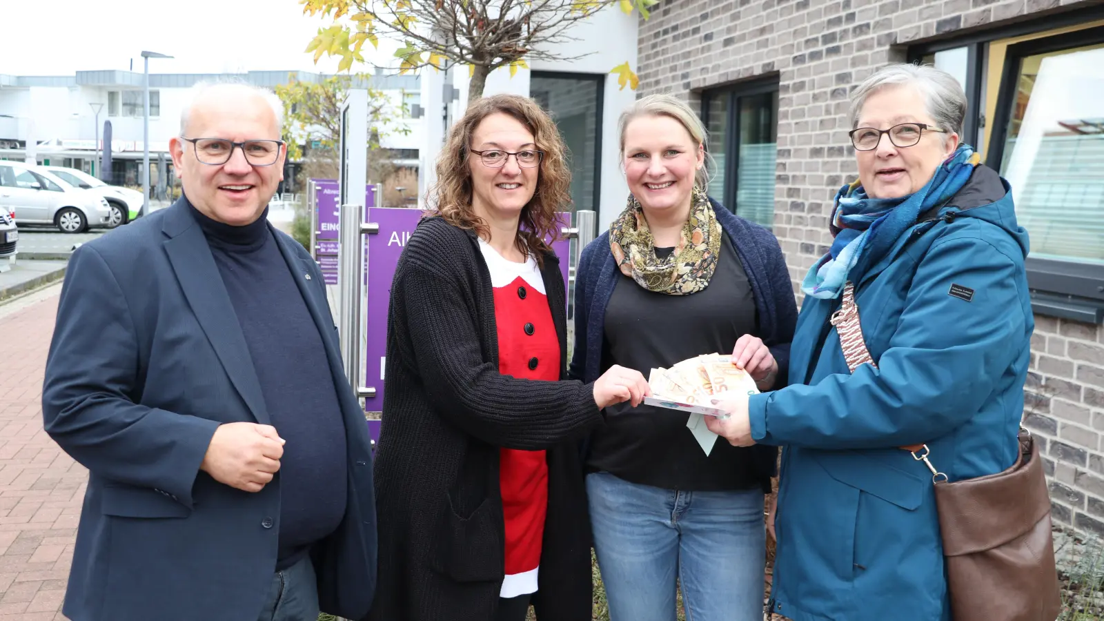 Bei der Übergabe (v.li.): Thomas Silbermann, Sabrina Koster, Simone Läßing und Ulrike Hansing. (Foto: gi)