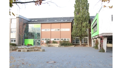 In der Gebäudenische mit dem Baum sollen drei neue Klassenräume entstehen, unter den Stelzenbau soll schräg versetzt eine Mensa platziert werden.<br><br> (Foto: Borchers, Bastian)