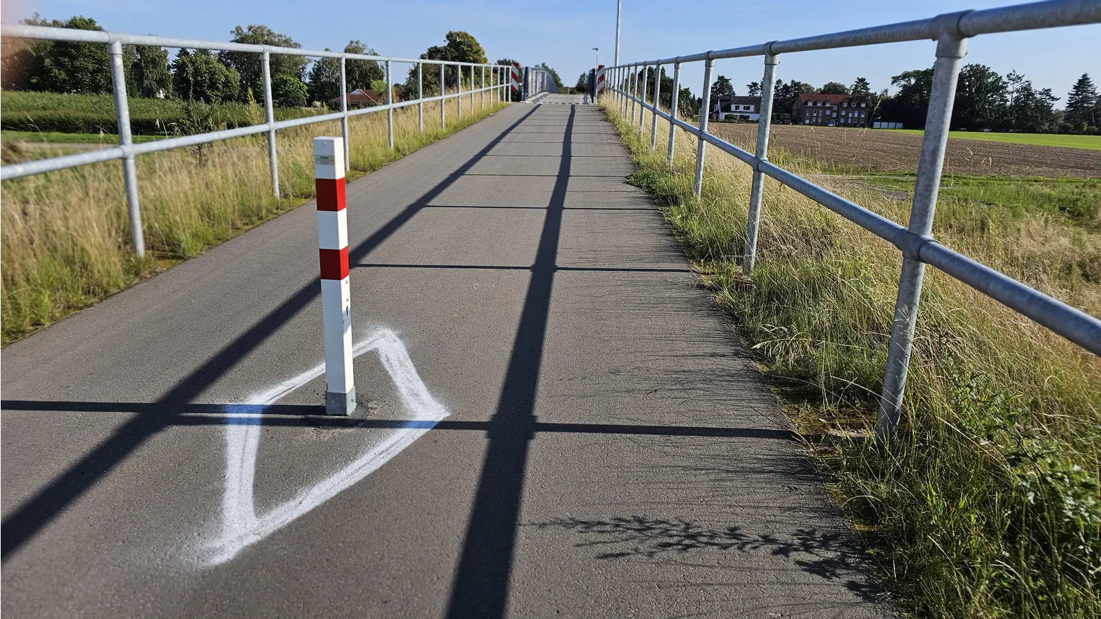 Offizielle Markierung aber nur provisorisch wegen des Festlichen Wochenendes: Die weißen Streifen werden wieder verschwinden. Der Pfosten bleibt. (Foto: tau)