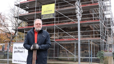 Reinhard Bruns im November 2023 mit einem rund zehn Kilogramm schweren abgefallenen Teil des Ankerkreuzes.  (Foto: gi)