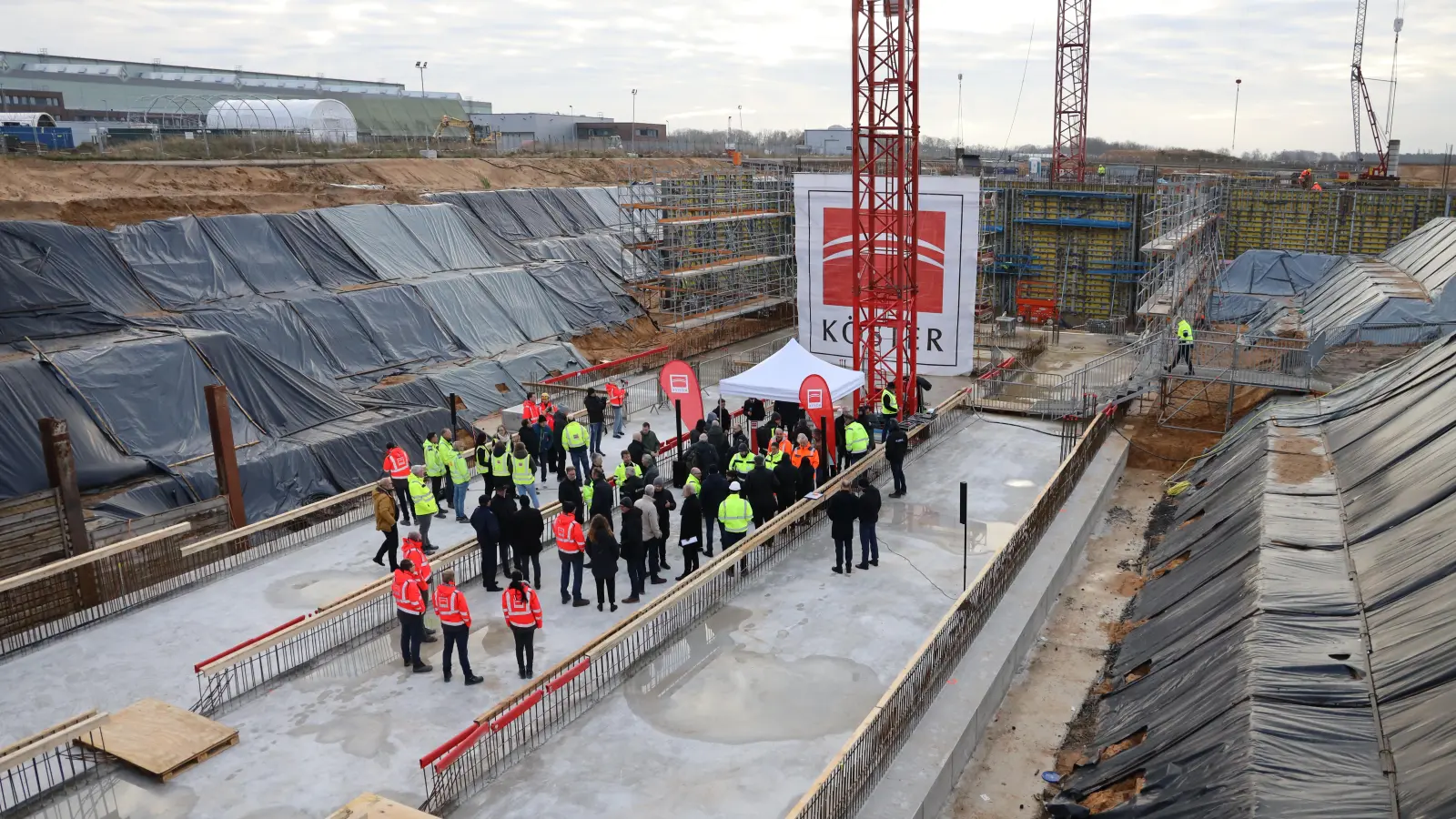 Blick hinunter: Wo später das Sprinklerwasser gespeichert wird, ist der Grundstein für das Großprojekt gelegt worden. (Foto: Oliver Seitz)