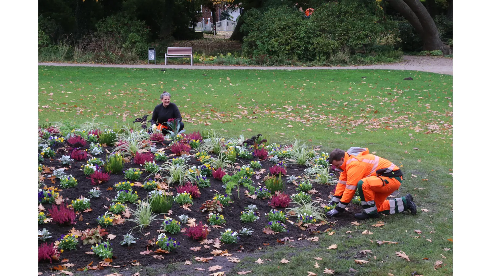 Anne Hartmann und Andre Geweke bei der Bepflanzung des Beetes im Park. 