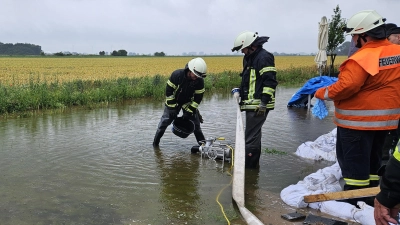 In Hohnhorst- Scheller schützen die Einsatzkräfte ein Wohnhaus. (Foto: Kreisfeuerwehr)