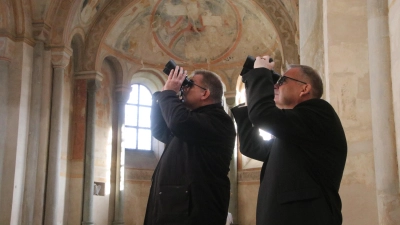 Testen die Ferngläser: Jörg Mecke (li.) und Torsten Schmidt. (Foto: gi)