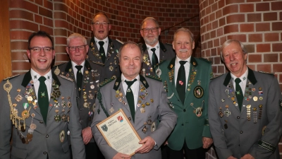 Verdiente Mitglieder (v.li.): Vorsitzender Martin Ehlerding, Helmut Möller, Thomas Wulf, Helmut Jördening, Michael Ulrich, KSV-Vizepräsident Günter Kaspar und Raimund Staar. (Foto: gi)