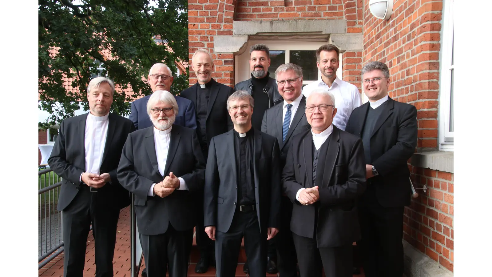 Sie waren bei der Einführung von Pastor Rainer Diekmann dabei (v.l.): Jörg Böversen (Stadthagen), Volker Töpp, Josef Kalkusch, Cord Wilkening (Hagenburg), Rainer Diekmann, Karsten Dorow (Großenheidorn), Martin Runnebaum (Landeskirche), Markus Weseloh (Steinhude), Norbert Kubba und Markus Grabowski (Katholische Kirche Stadthagen).  (Foto: gi)