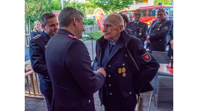 Ortsbrandmeister Michael Althammer gratuliert Friedrich Wehrhahn. (Foto: wk)