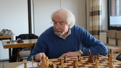 Holt den entscheidenden Punkt: Matchwinner Friedrich Meier prüft die Notation. (Foto: Ludger Wiese)