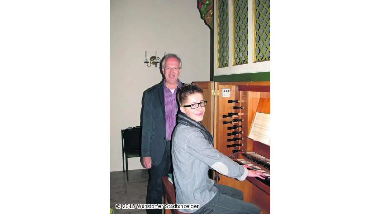 Junges Talent legt Prüfung an Kirchenorgel ab (Foto: em)