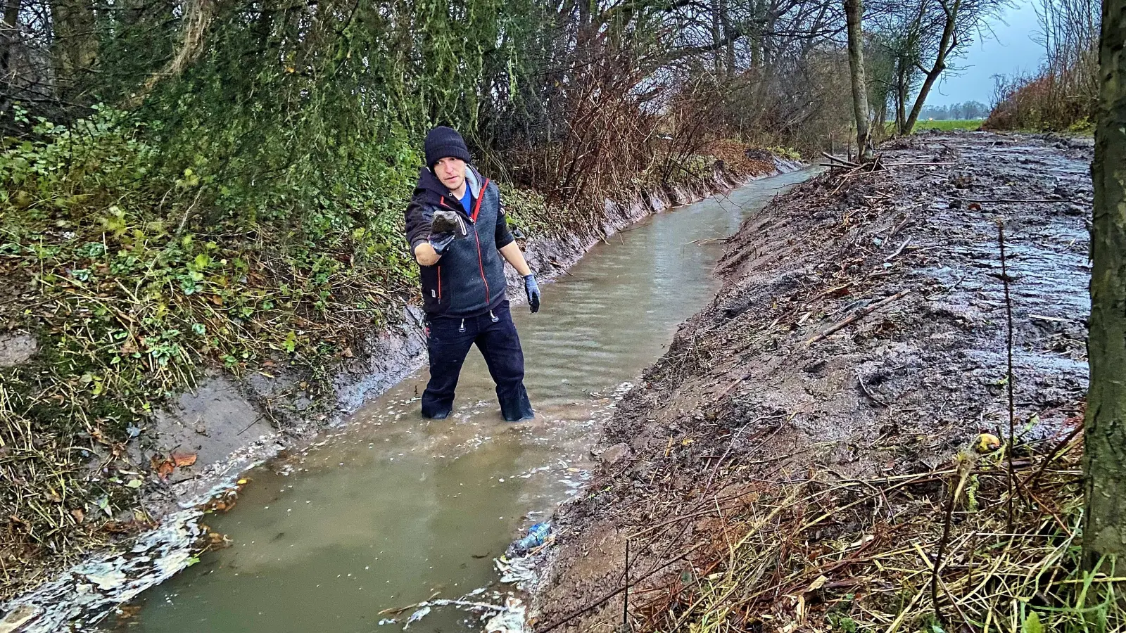 Eike Zech ist sauer. Der invasive Japanische Knöterich hat an einem Flutgraben nichts zu suchen, denn seine starken Stängel verhindern das schnelle Abfließen des Wassers. (Foto: ste)