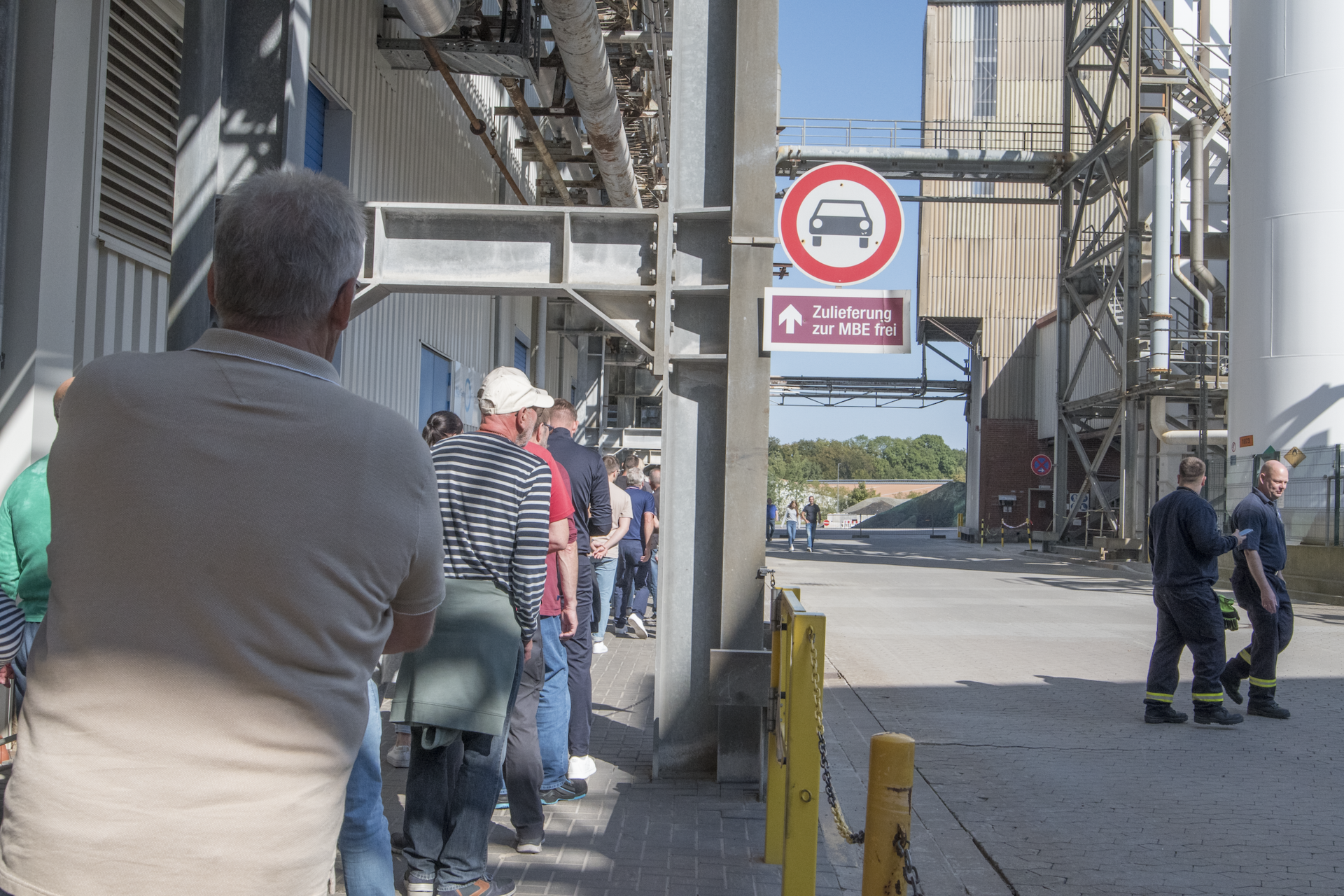 Es bildeten sich lange Schlangen für die Werksbesichtigung. (Foto: nd)