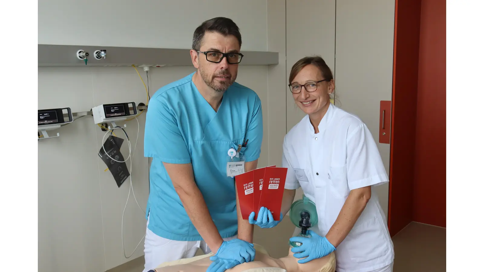 Michael Franke und Dr. Miriam Tillmann informieren zum Thema Laienreanimation. (Foto: Agaplesion)