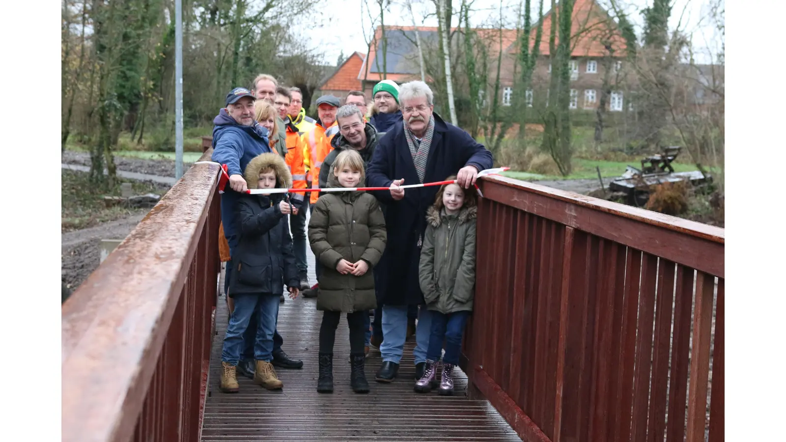 Nach der Eröffnung der Brücke über die Aue in Meinsen-Warber steht eine vielgenutzte Verbindung wieder zur Verfügung.  (Foto: Borchers, Bastian)