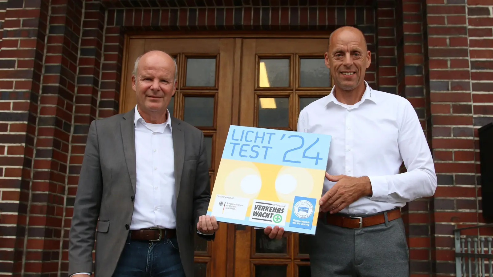 Andre Harting (li.) und Torsten Richter laden als Vertreter der Kreishandwerkerschaft Autofahrer zum „Lichttest“ 2024 ein.  (Foto: bb)