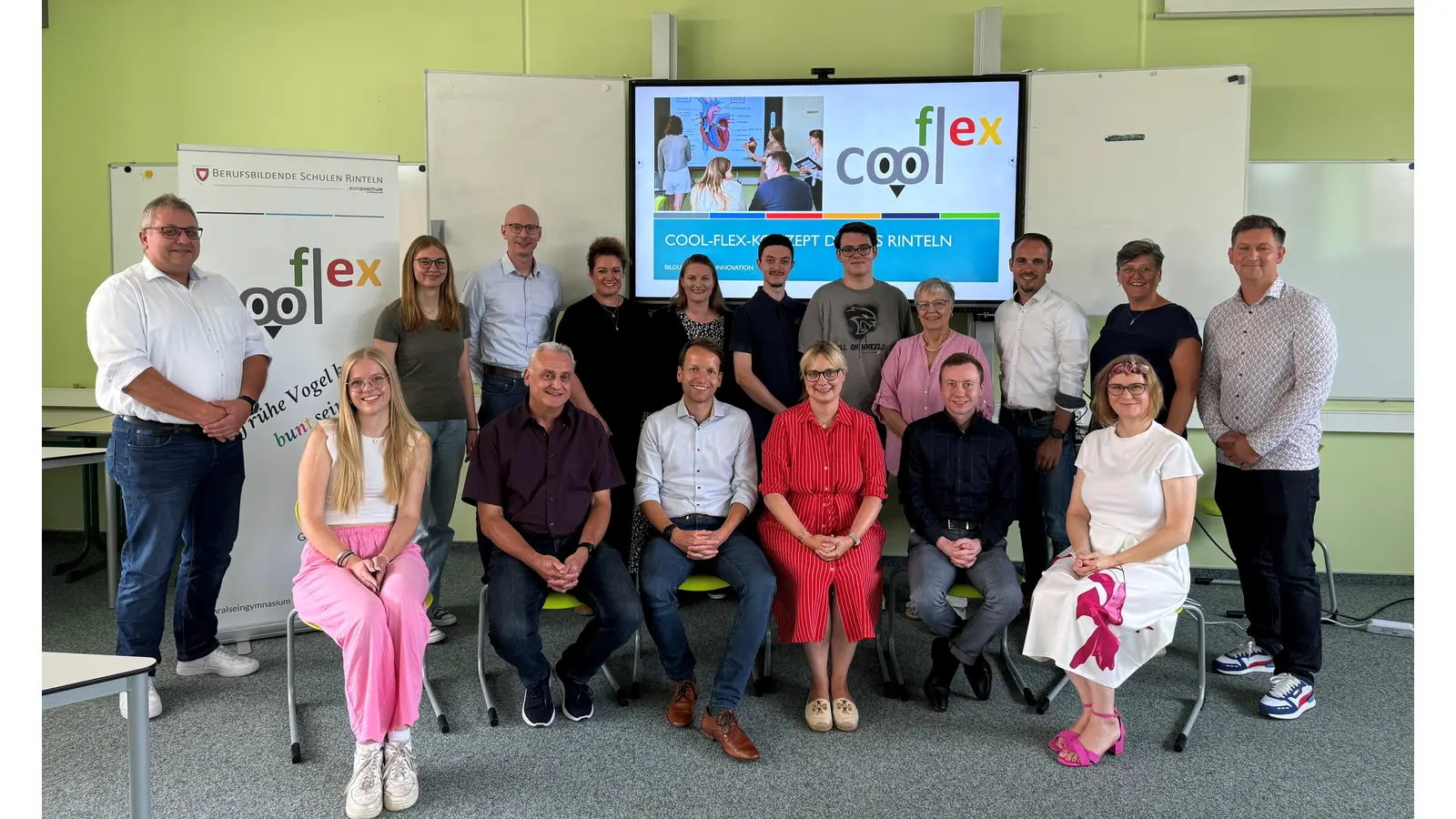 Marja-Liisa Völlers mit der Lokalpolitikerin Helma Hartmann-Grolm und dem Lokalpolitiker Joachim Spohr, Schulleiter Thomas Piepho sowie dem Team Cool-Flex mit Schülerinnen und Schülern des Projektes. (Foto: privat)