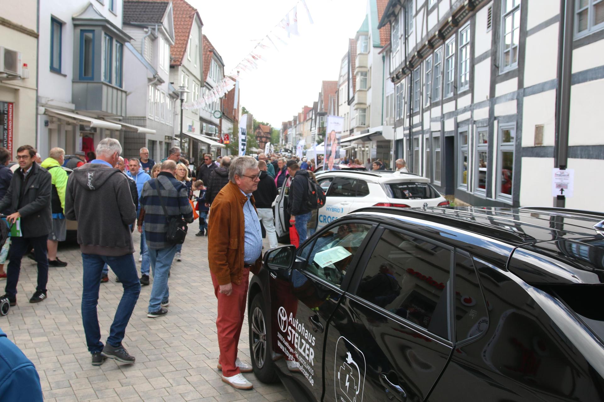 Zahlreiche Besucherinnen und Besucher schauten sich bei der Autoschau um. (Foto: bb)