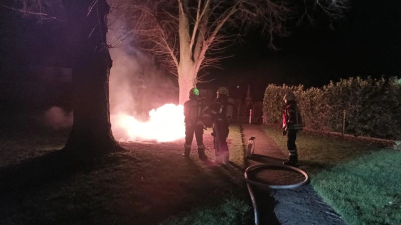 Die Feuerwehr im Einsatz: Löscharbeiten auf einem Spielplatz. (Foto: Feuerwehr)