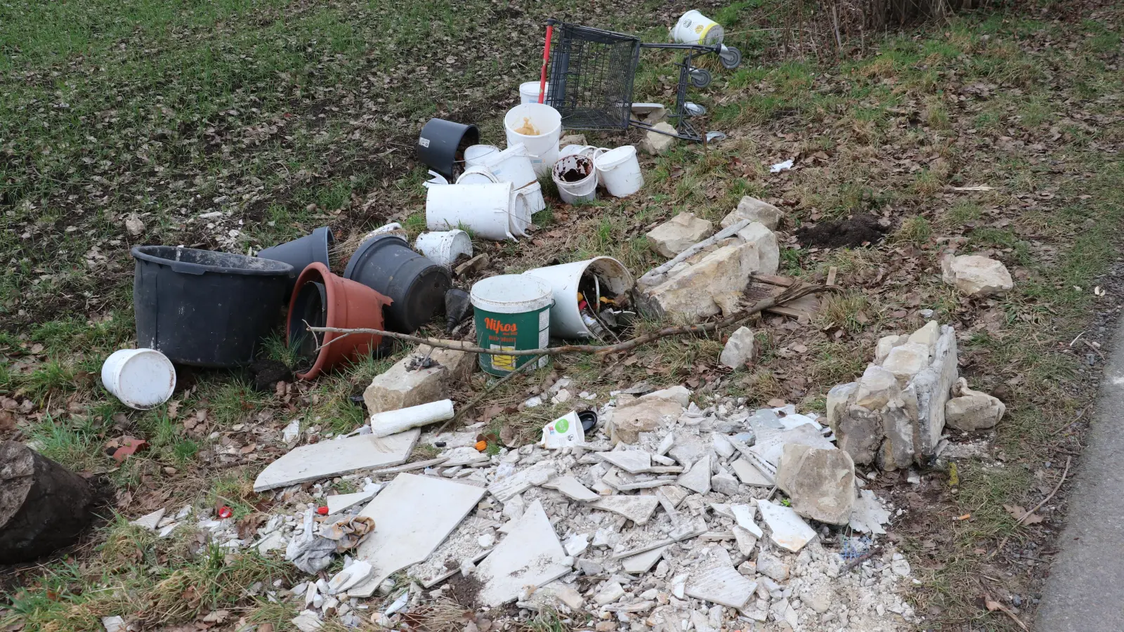 Einfach abgekippt: Steine, abgeschlagene Fliesen und Bauschutt. (Foto: gi)