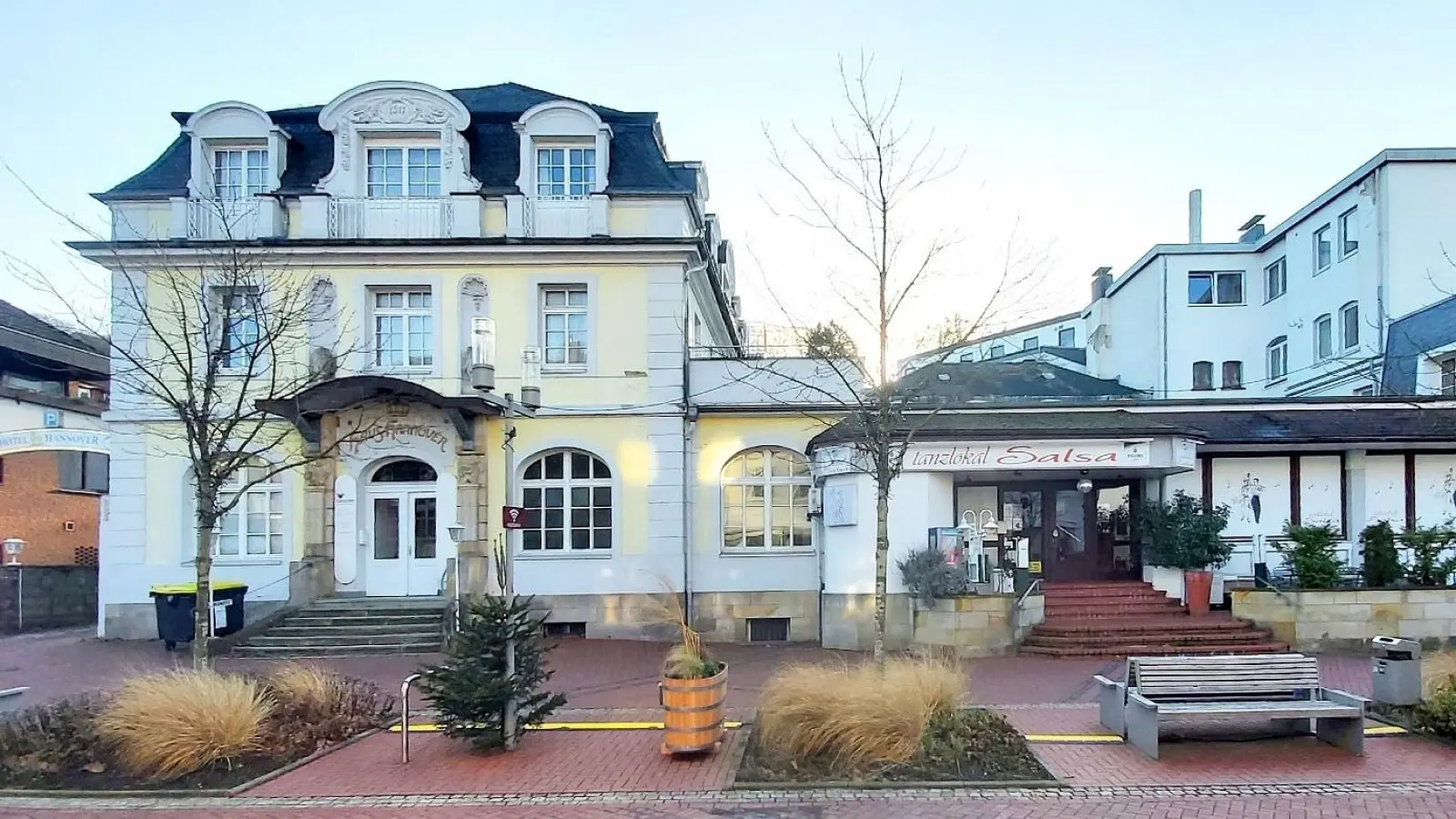 Diese Hauptgebäude vom ehemaligen Hotel werden erneut verkauft. (Foto: gk)