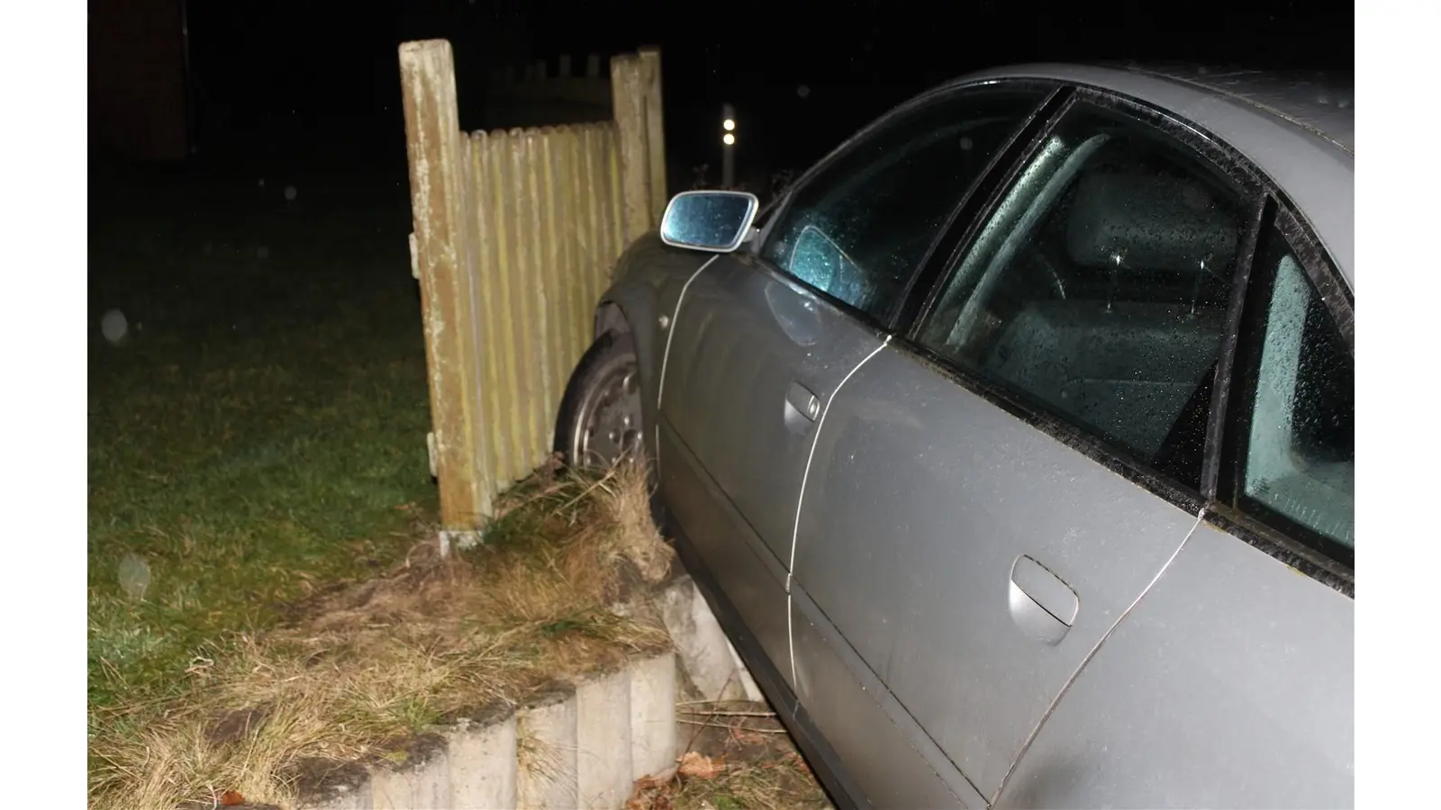 Der Auto prallte gegen einen Betonpfeiler. (Foto: Polizei Minden-Lübbecke)