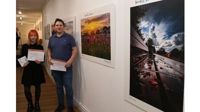 Vanessa Wecke erringt mit ihrem Bild „Nach dem Sturm kommt auch wieder die Sonne“ den zweiten Platz des Fotowettbewerbs der Energieagentur, Jonas Partsch mit „Schlafmohn in voller Blüte im Sonnenuntergang“ den ersten Platz. (Foto: bb)