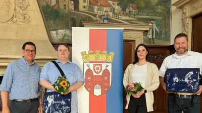  Bürgermeister Axel Wohlgemuth mit den erfolgreichen Absolventen Katrin Scheider und Mathias Loose und dem Fachgebietsleiter Zentrale Dienste, Thorsten Roth. (Foto: privat)