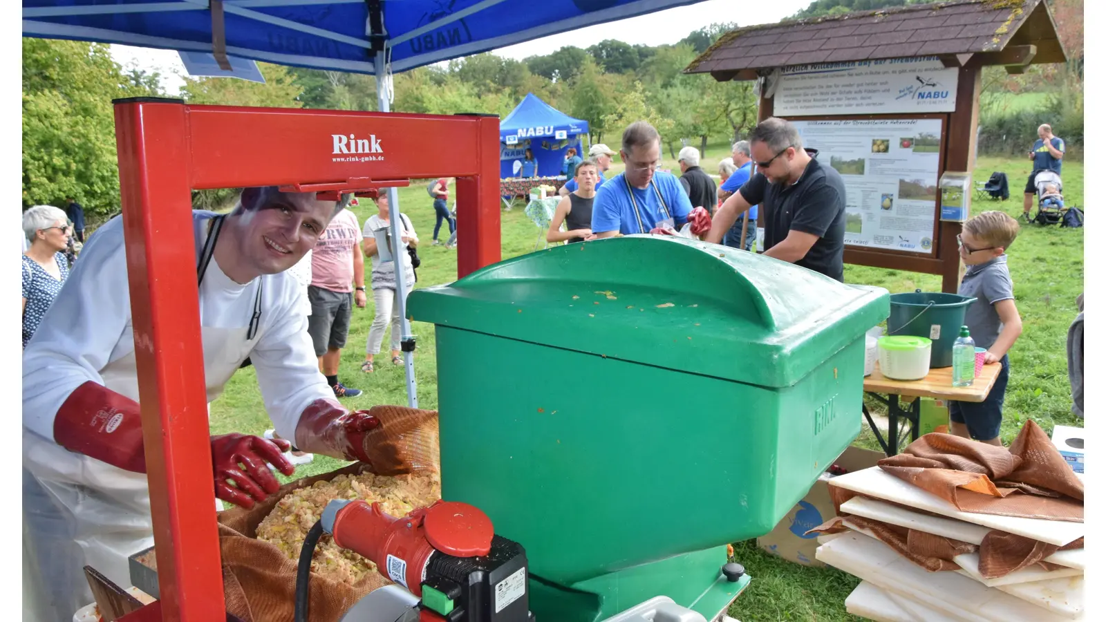 Apfelsaft pressen ist in jedem Jahr eines der Highlights des Apfelfestes in Hohenrode auf der Streuobstwiese. (Foto: ste)