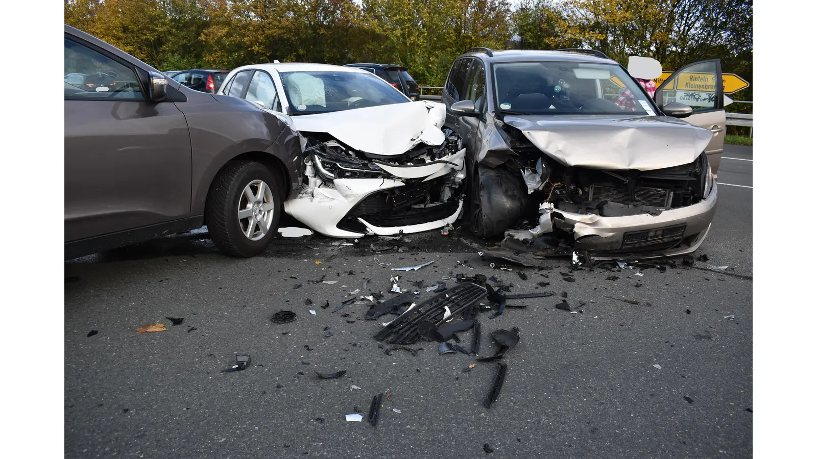 Drei Fahrzeuge stießen bei dem Unfall zusammen. (Foto: privat)