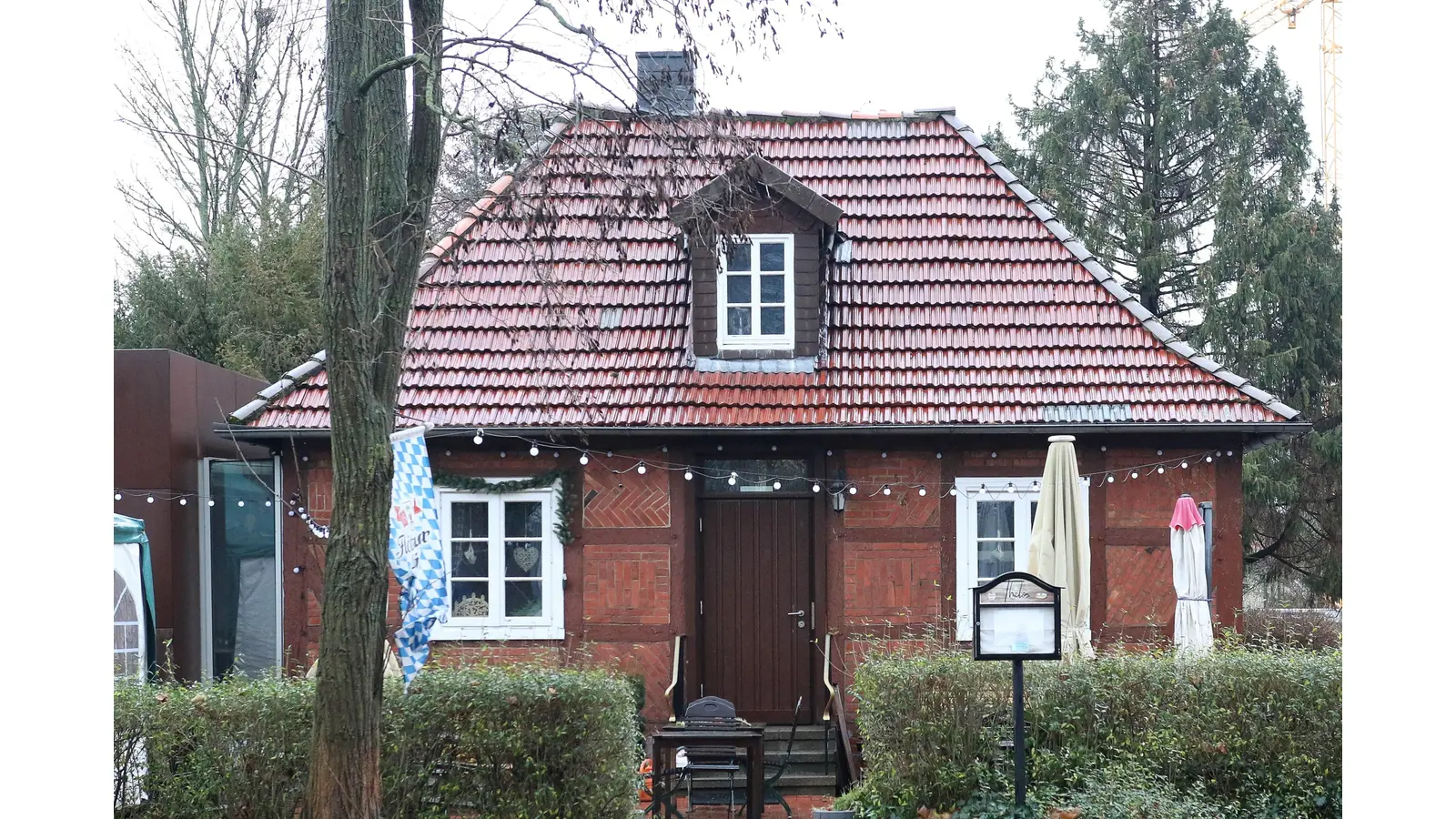 Besitzer Bastian Mengkowski würde in das historische Torschreiberhaus gerne wieder einen Gastronomiebetrieb einziehen lassen. Angesichts der schwierige Lage in der Branche ist er jedoch auch offen für andere Nutzungen. (Foto: Borchers, Bastian)