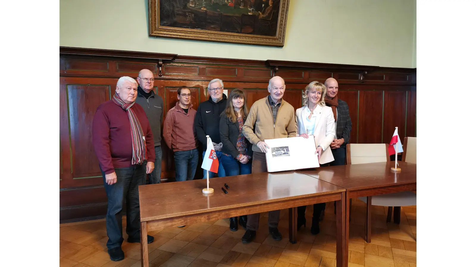 Für herausragenden Leistungen konnten sich die Segelflieger ins goldene Buch der Stadt Rinteln eintragen.  (Foto: privat)