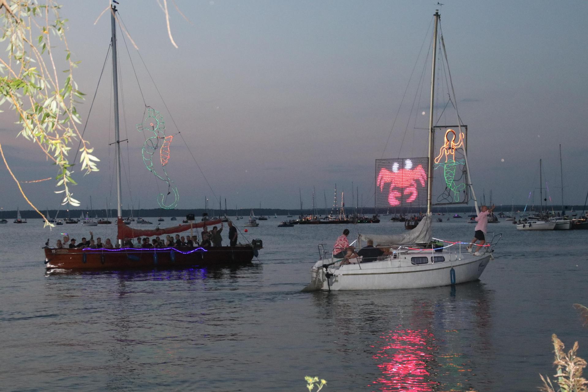 Viel Mühe haben sich die Segler bei der Illumination ihrer Boote gegeben.  (Foto: gi)