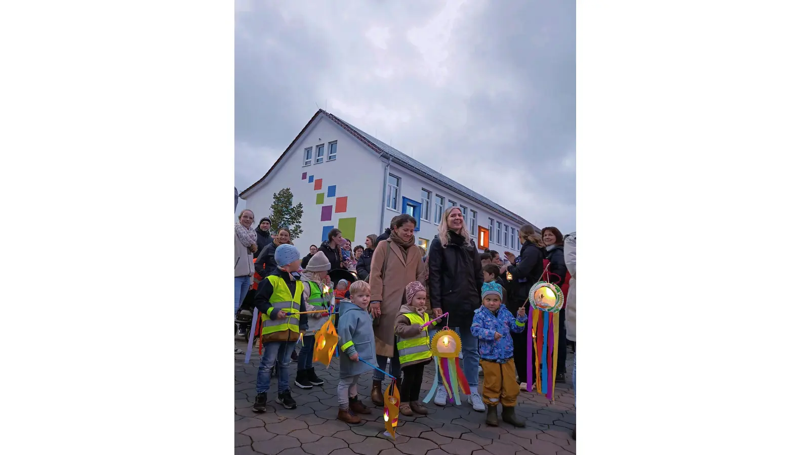 Strahlende Augen und bunte Lichter gab es beim Lichterfest in der Julianen-KiTa. (Foto: privat)