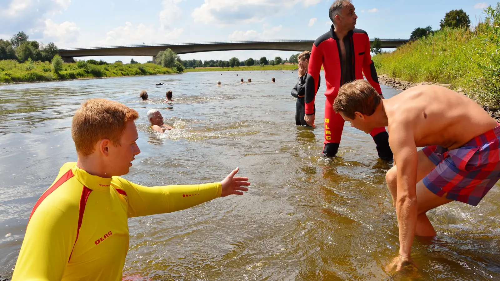 Die DLRG sichert das Weserschwimmen ab.  (Foto: ste)